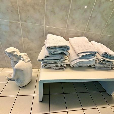 Magisches Doppelzimmer Mit Atemberaubender Wasserfall-Wand In Seligenstadt Esterno foto