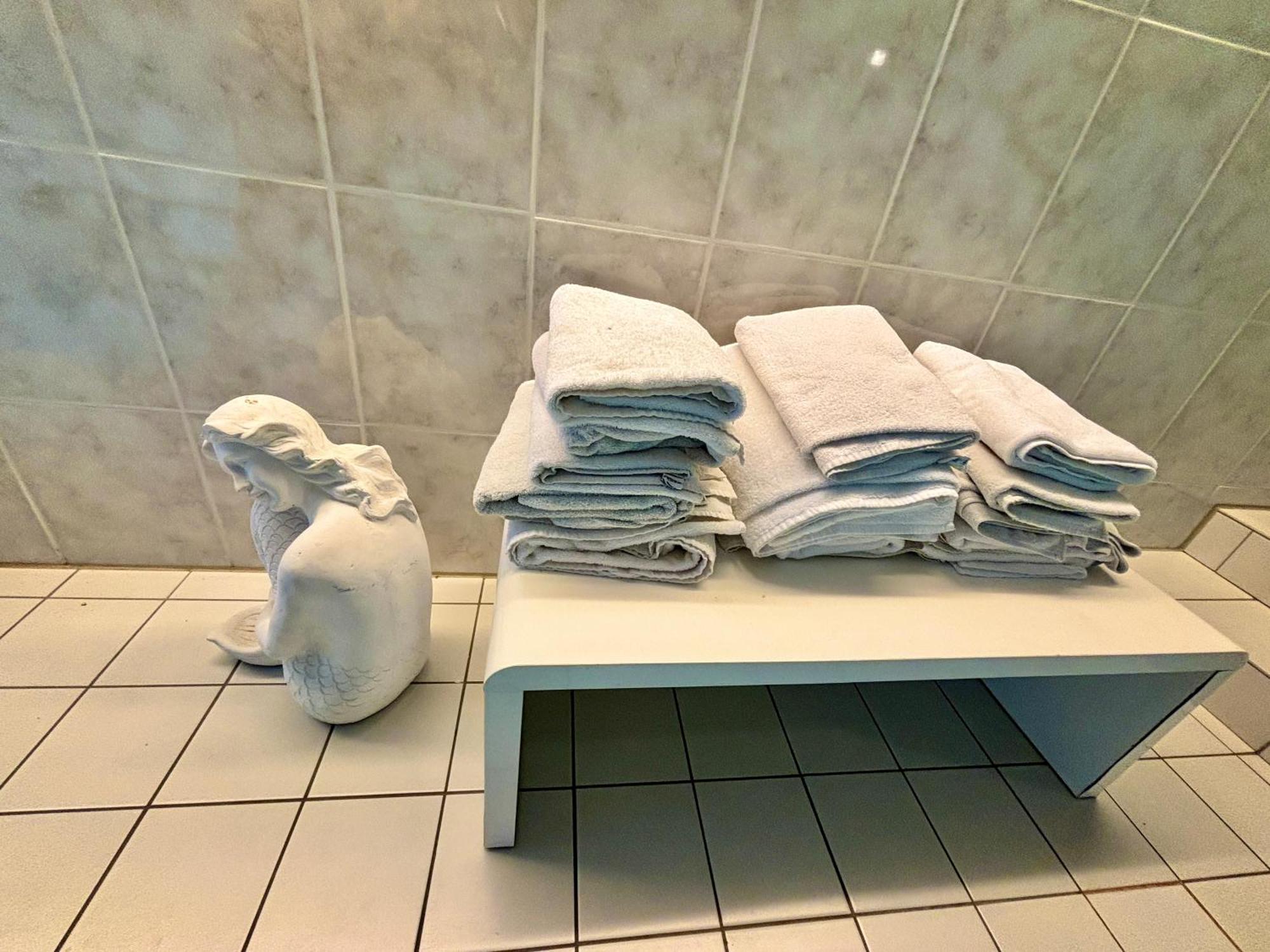 Magisches Doppelzimmer Mit Atemberaubender Wasserfall-Wand In Seligenstadt Esterno foto